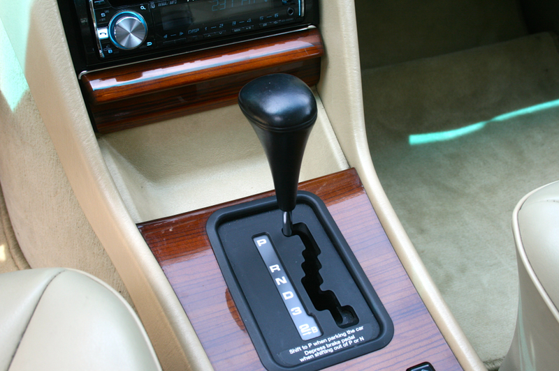 Illustration for article titled What It's Like To Drive Classic V8 Cruisers From Mercedes And Buick